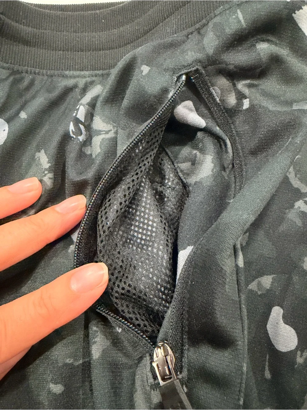 NWOT Under Armour Black and Gray Camo Joggers Sweatpants Pull Drawstring YXL